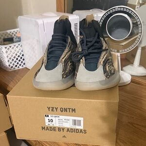 Adidas Mens YZY QNTM Black and Tan Sneakers